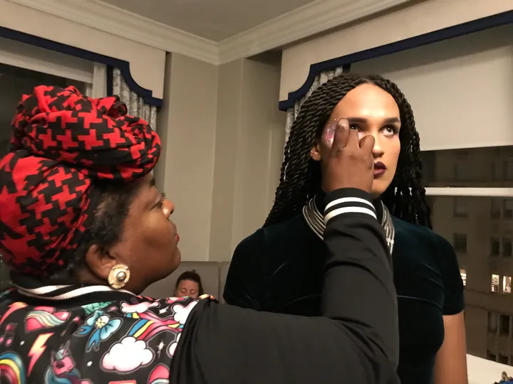 Behind the scenes from Viva, photograph 12